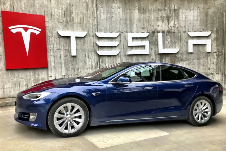 Tesla Model 3 blue 01