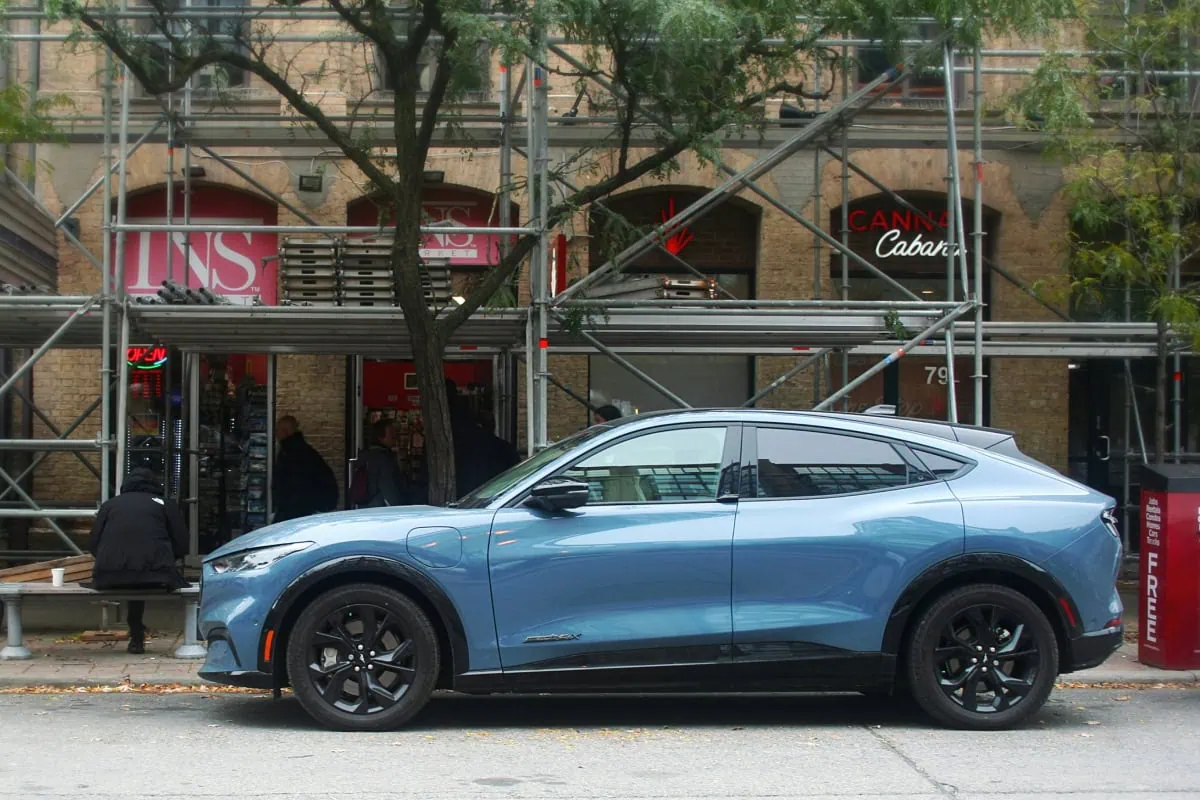 Tesla Model 3 blue 02